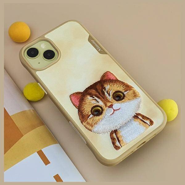 Nimmy etui iPhone 15 Pro Max 6.7" khaki   Big Eyed Pet 2.0 Cat