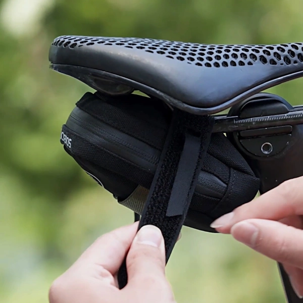 Mini torba podsiodłowa Rockbros z uchwytem na naboje CO2 - czarno-zielona