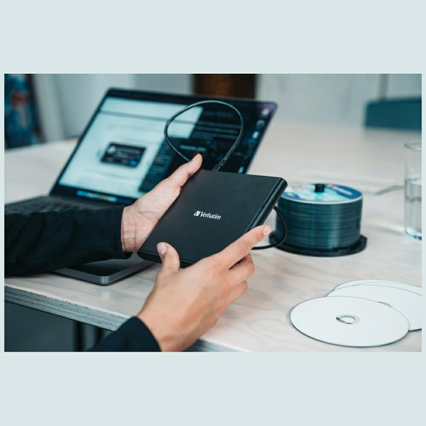 Verbatim Zewnętrzna nagrywarka Slimline  CD/DVD USB-A + kabel USB-A/USB-A do USB-C czarny/black 98938