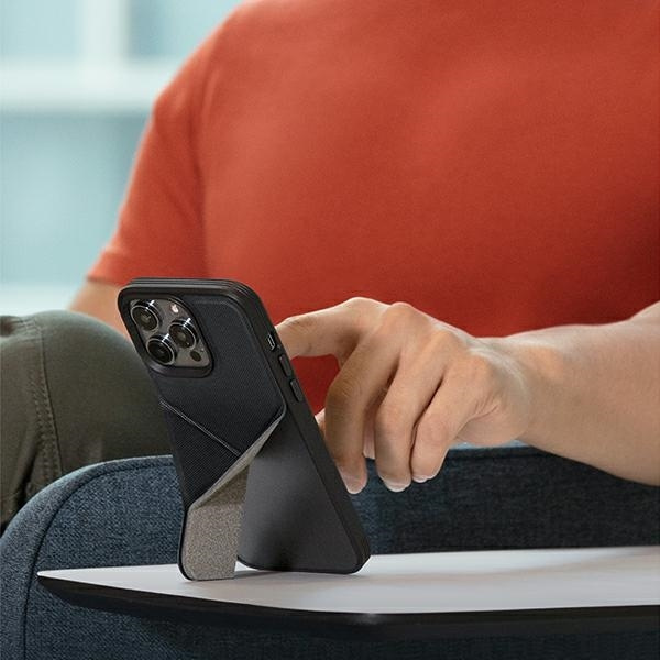 Etui UNIQ Transforma Magclick Charging na iPhone 14 Plus - czarne