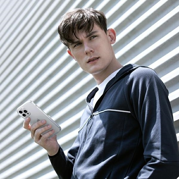 Uniq Clarion case for iPhone 13 - transparent